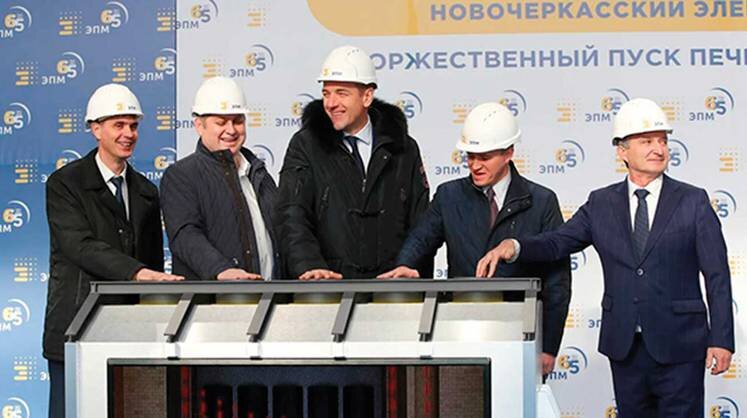    ОАО «ЭПМ-НЭЗ» Замминистра промышленности и торговли РФ Виктор Евтухов (в центре)