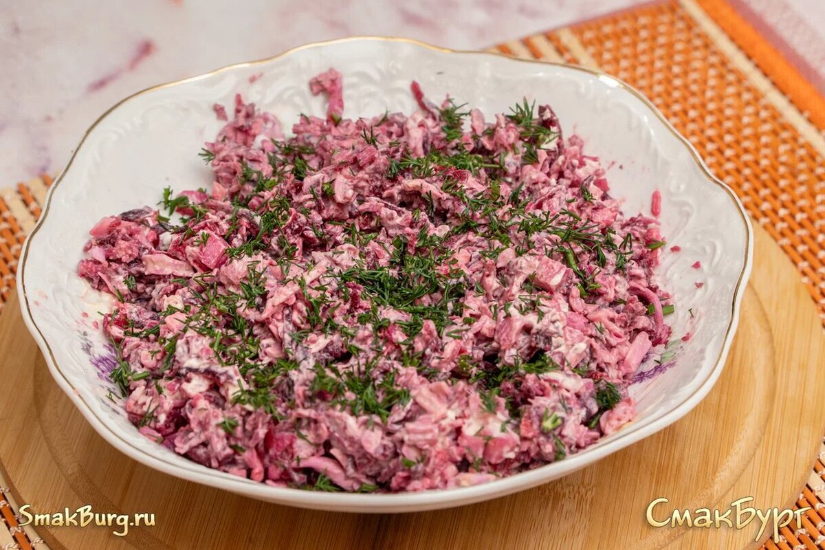 Яркий и питательный салат со свеклой и крабовыми палочками. Готовим быстро, легко, вкусно!