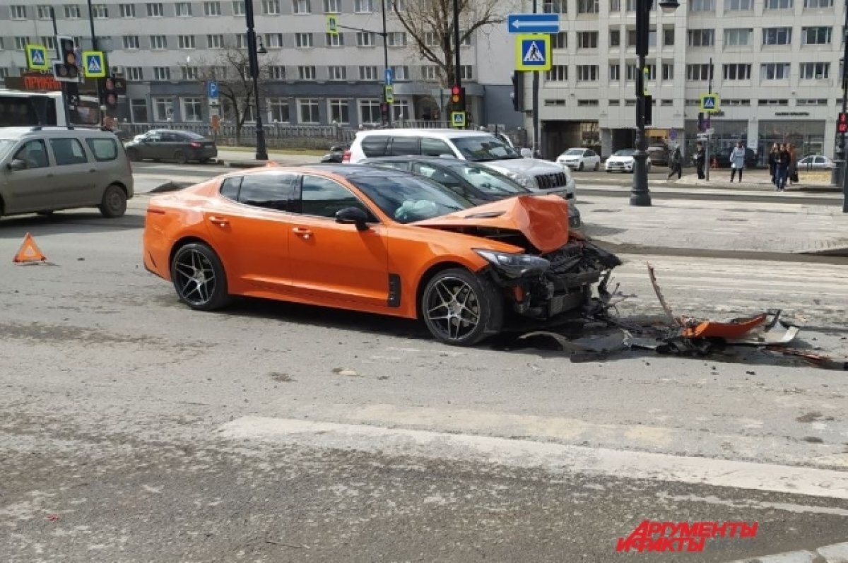 В Перми возле ЦУМа произошло жёсткое ДТП с двумя автомобилями | АиФ–Пермь |  Дзен