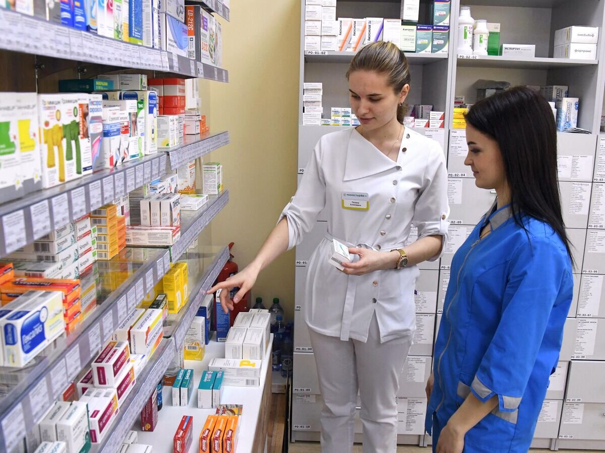    Фармацевты возле полок с лекарствами в аптеке. Архивное фото© РИА Новости / Виталий Аньков