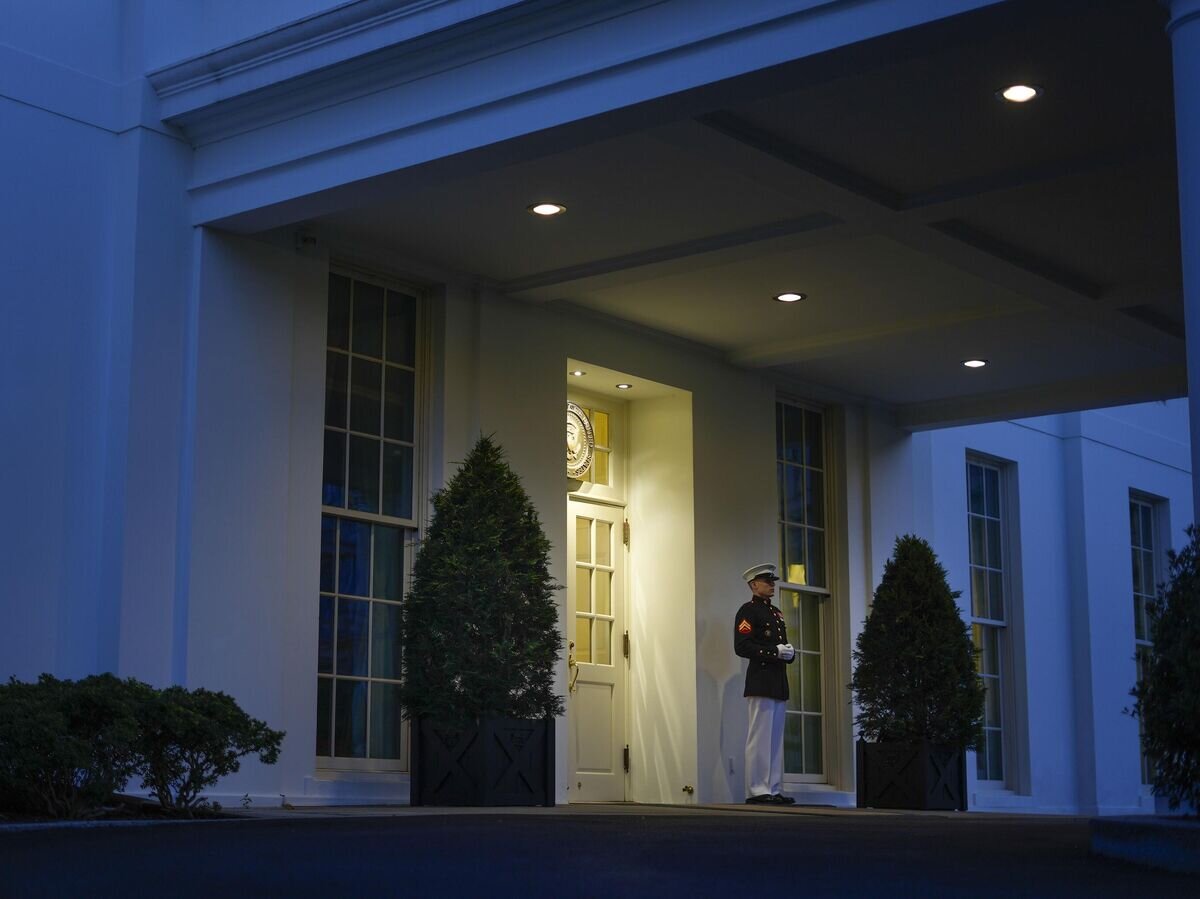    Морской пехотинец заступивший на пост у входа в западное крыло Белого дома США, в связи с прибытием туда Президента Джо Байдена. 14 апреля 2024© AP Photo / Pablo Martinez Monsivais