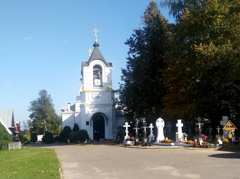 Храм Спаса Нерукотворного в Деулино. Слева погост