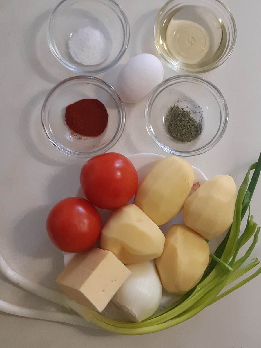 На фото не хватает мисочки с  МУКОЙ.