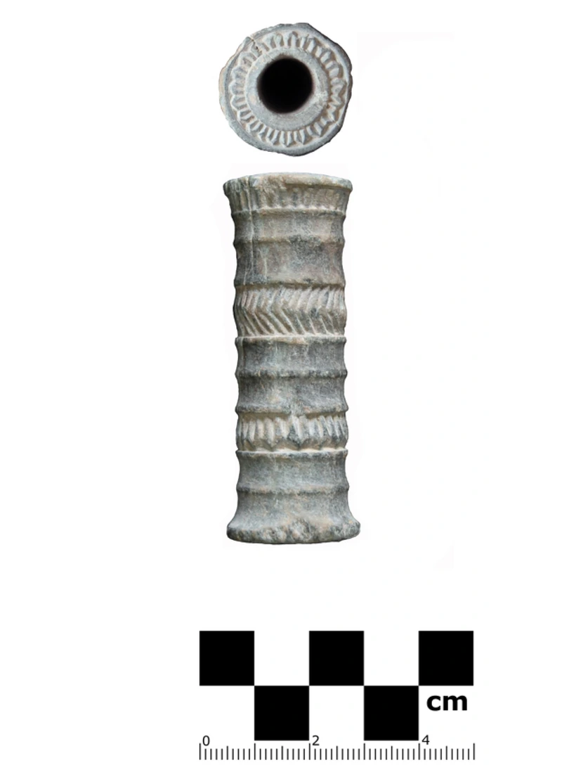 "Тюбик" губной помады возрастом около 3,5 тысяч лет. Фото с сайта https://www.nature.com/