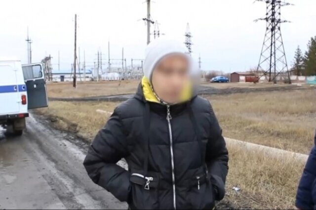    Горе-мать во время следственного эксперимента. Фото: Следком РФ по Омской области/ Скрин видео