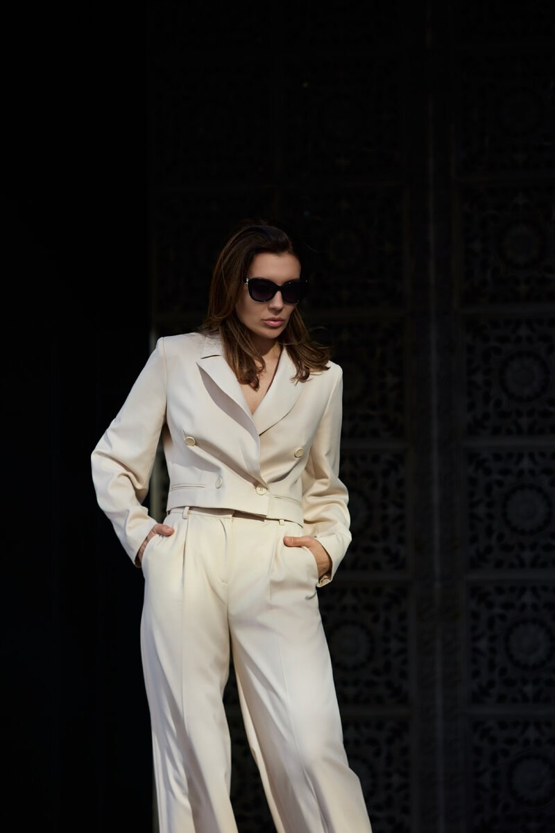 «Вкусная» новинка состоит из жакета с разрезами на рукавах и брюк палаццо.