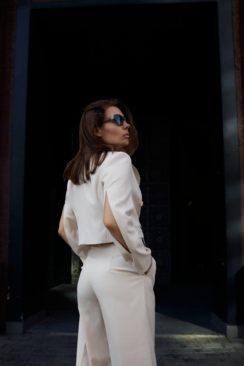 Изюминкой модели являются разрезы на рукавах - один из трендов весны 2024 года