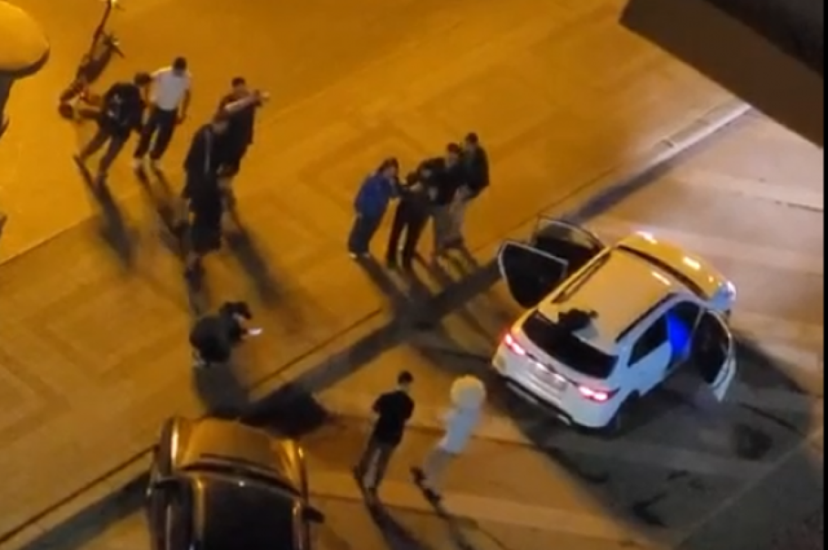    Возмутившая волгоградцев ночная лезгинка на Аллее Героев попала на видео