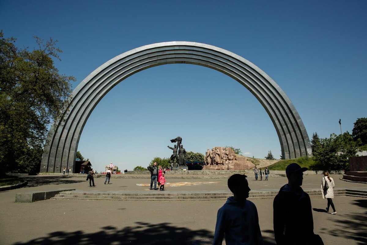Арку Дружбы в Киеве теперь могут снести. Арка отныне не считается памятником истории, так как минкульт Украины сегодня вывел ее из реестра недвижимых памятников. Когда-то монумент возвели в честь воссоединения с Россией, источник – Телеграм-канал Zvezdanews