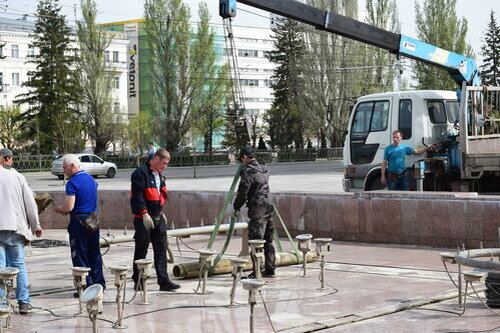 Рабочие проводят монтаж оборудования