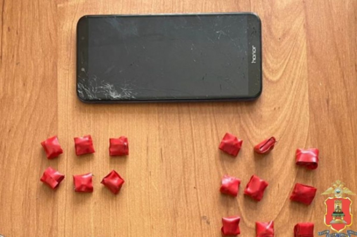    В Твери задержали наркозакладчика с 16 свертками