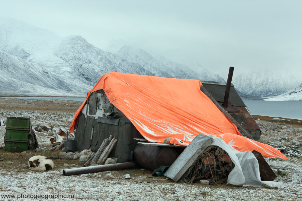 Кают-компания. В хибарке всё же умудрились как-то разместиться на ночлег Миша, Алик, Игорь и Спиридон. Ваню в своей палатке приютил Кирилл.