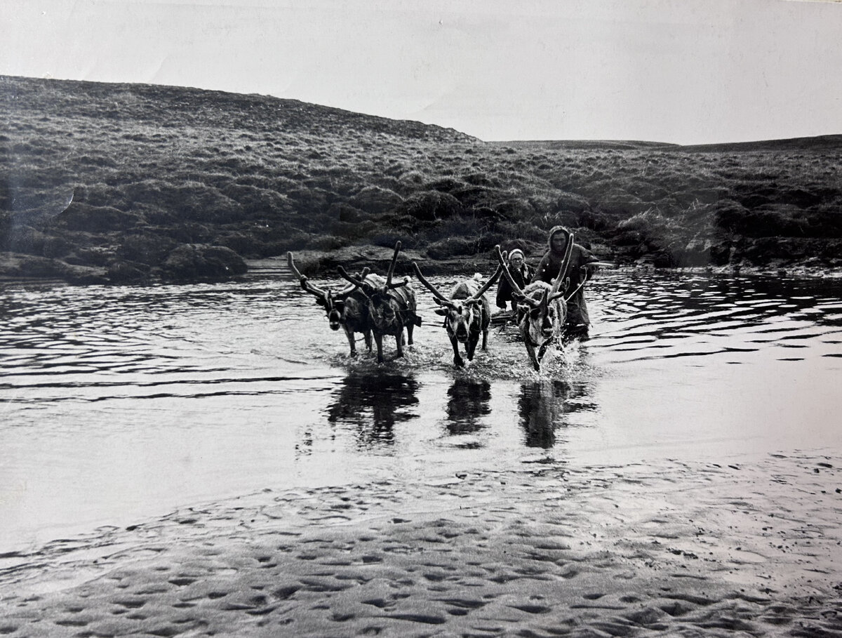 Форсирование реки в тундре. Фотография. 1985 год. Из альбома «Одежда и декоративные изделия народа Крайнего Севера». Всероссийский музей декоративного искусства.