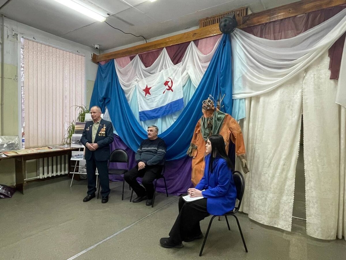 Л.Н. Мартынов (крайний слева) и Ю.А. Еремин на уроке мужества в ЦВР.