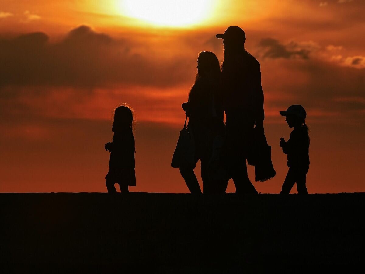    Отдыхающие на набережной в курортном поселке Новофедоровка Сакского района в Крыму© РИА Новости / Константин Михальчевский