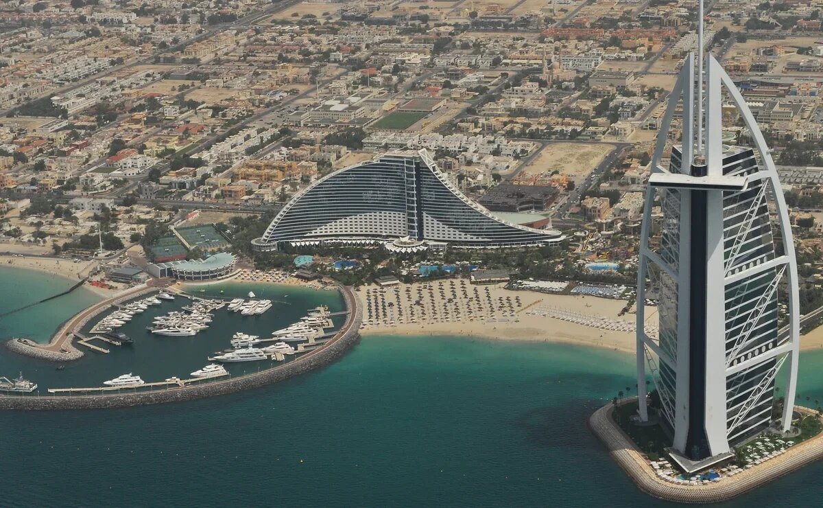    Туроператоры вывозят туристов из Дубая и сдвигают сроки туров в ОАЭ