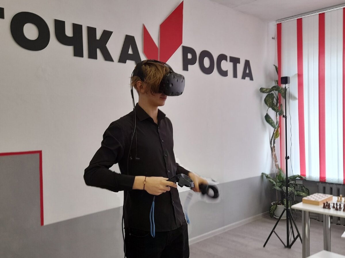 В честь 60-летия полета первого человека в космос, в Центре «Точка роста» на базе Никольской средней школы им. А.С. Жадова Свердловского района Орловской области, прошли социокультурные и образовательные мероприятия.
«Незабываемые впечатления получили обучающиеся, отправившись в виртуальное путешествие на борт космического корабля с помощью VR-технологий: надев VR-шлем, школьники попали в капсулу космического корабля. 360-градусный обзор позволил им рассмотреть обстановку и почувствовать себя астронавтом» - поделилась педагог дополнительного образования Центра Кузьменко Елена Сергеевна.
Источник: https://vk.com/im?sel=11689295&w=wall-196554063_1509%2F246ea2658b2056c085