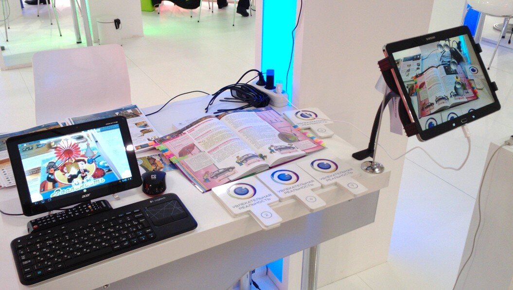 "Живой" печатный учебник. Источник: https://funreality.ru/portfolio/zhivoy-pechatnyy-uchebnik/�