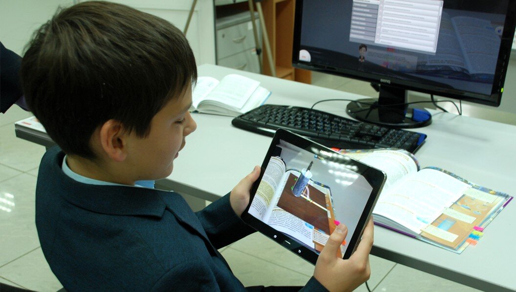 "Живой" печатный учебник. Источник: https://funreality.ru/portfolio/zhivoy-pechatnyy-uchebnik/�