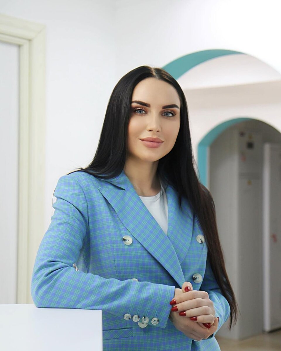 Елена Нагибина, главный врач и основатель клиники MEDELENIKA. Врач-косметолог, дерматовенеролог, трихолог, специалист по аппаратной, инъекционной и уходовой косметологии, член МООСБТ, спикер научных конгрессов