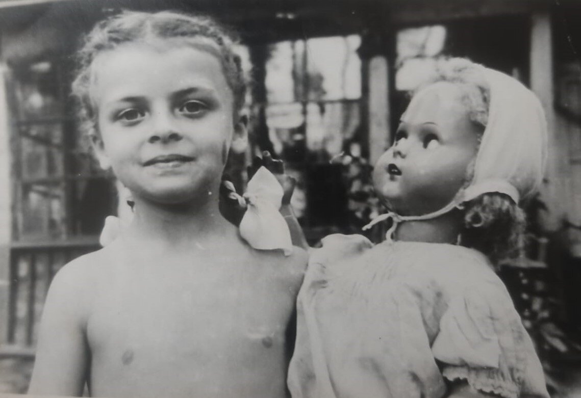 Я с куклой Танькой в Кратове. 1951 год.