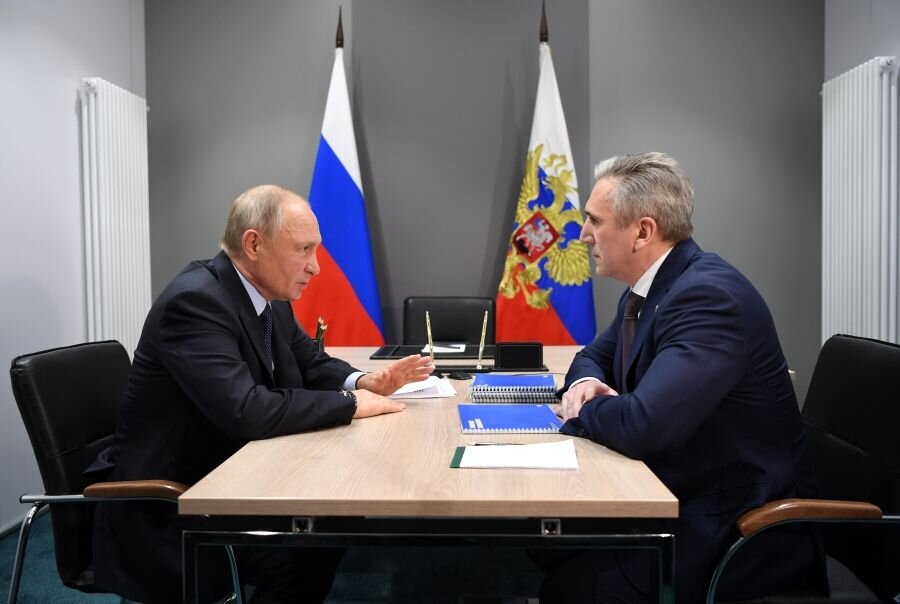    Президент РФ Владимир Путин и губернатор Тюменской области Александр Моор © Алексей Никольский/РИА Новости