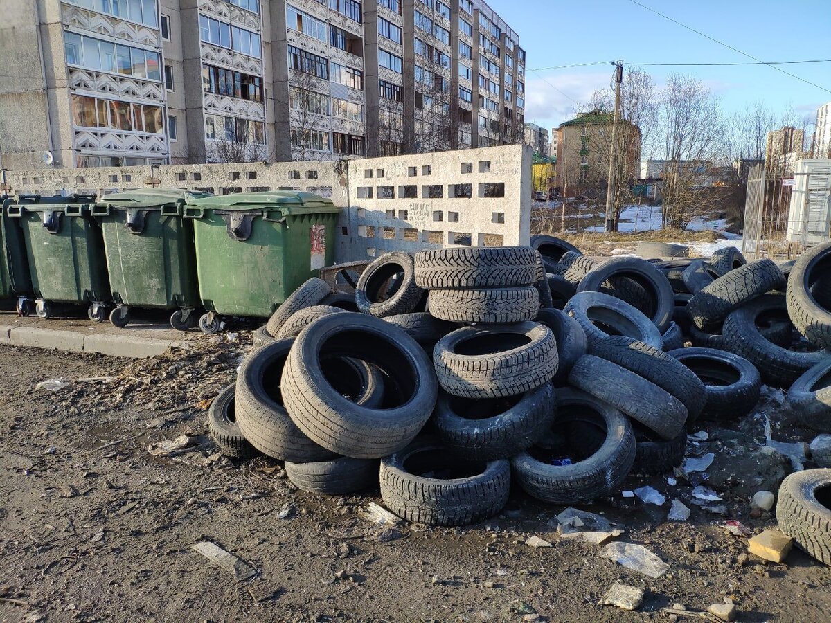 Сдать старые шины в екатеринбурге. Шины выкинуты. Плавищаяся покрышки выбрасываемые токсины. Утилизировать шины Жемчужная Плаза