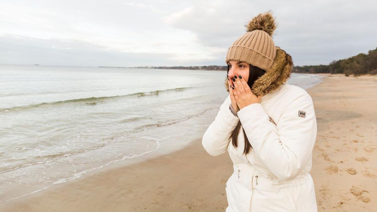    Женщина на берегу моря:Freepik