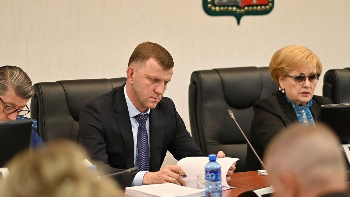    На заседании Гордумы были приняты меры по поддержке педагогов. Фото: Андрей Зубов