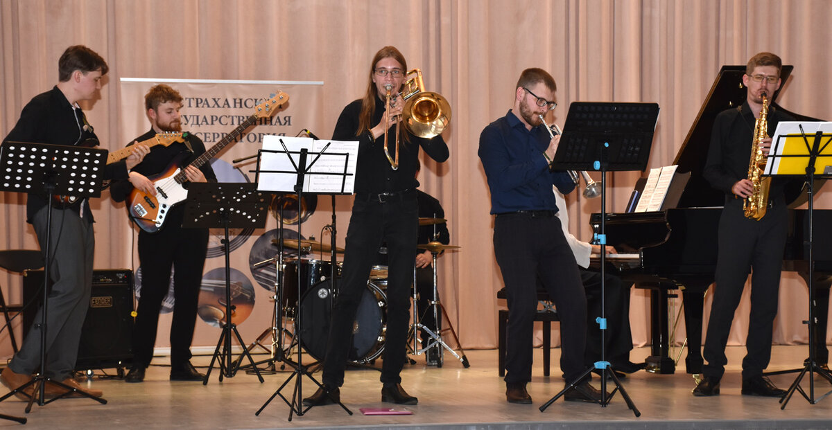 Эстрадно-джазовая группа «Bad company jam» выступает на сцене Детской школы искусств № 1 г. Черкесска. Фото Светланы ОСЕЦКОЙ.