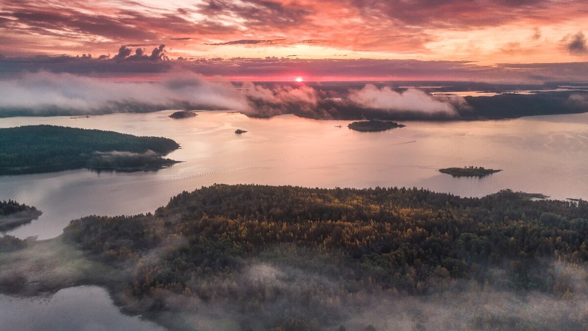    Осенний рассвет над Ладожскими шхерами. Республика Карелия. Фото: Столыпин Юрий