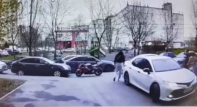 Все паркуются как люди, и только Шахины - на тротуаре. Скришот видео ТГ-канала "Многонационал"