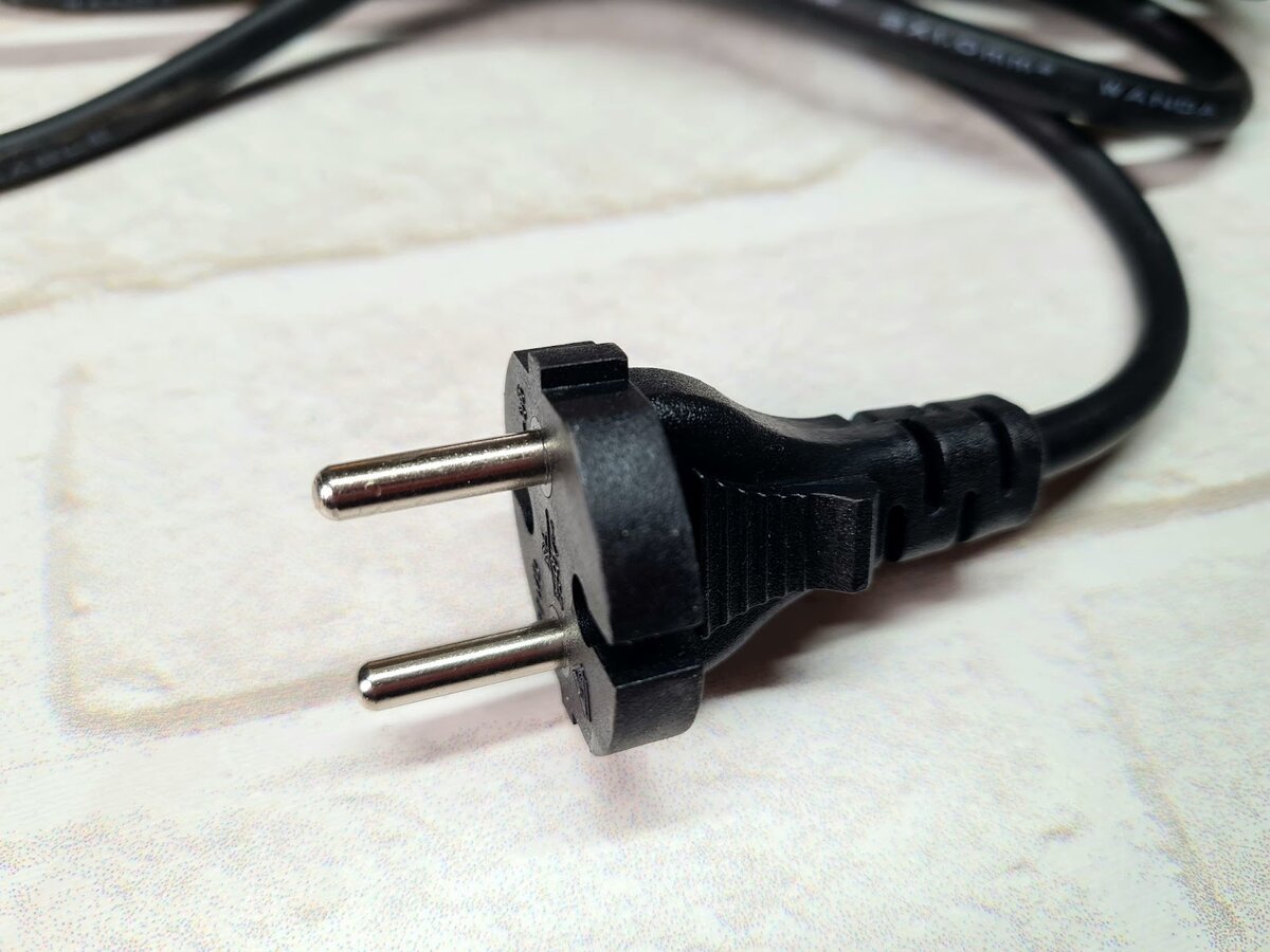 В этом обзоре познакомимся с техническим феном Denzel HGH-2000. Технические фены в народе еще называют «строительными».-5