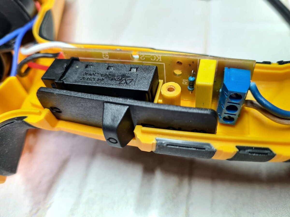 В этом обзоре познакомимся с техническим феном Denzel HGH-2000. Технические фены в народе еще называют «строительными».-16