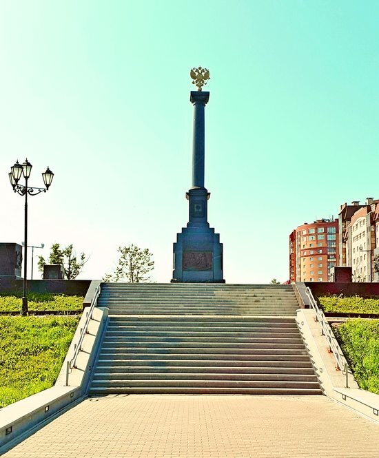 Стела "Ломоносов- город воинской славы". Вид со стороны Дворцового проспекта /фото из личного архива/