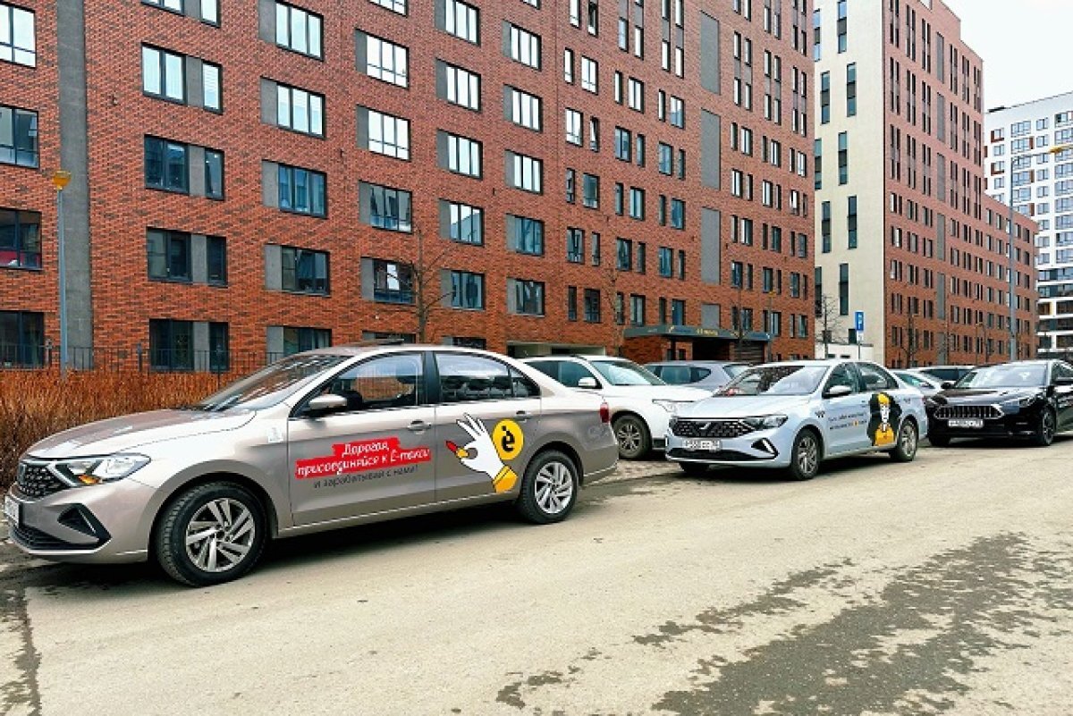    На улицах уральских городов появились такси с необычной оклейкой