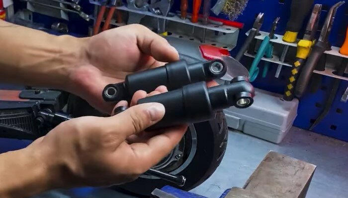 Фото 2. Задние амортизаторы на электросамокате Kugoo M4 PRO