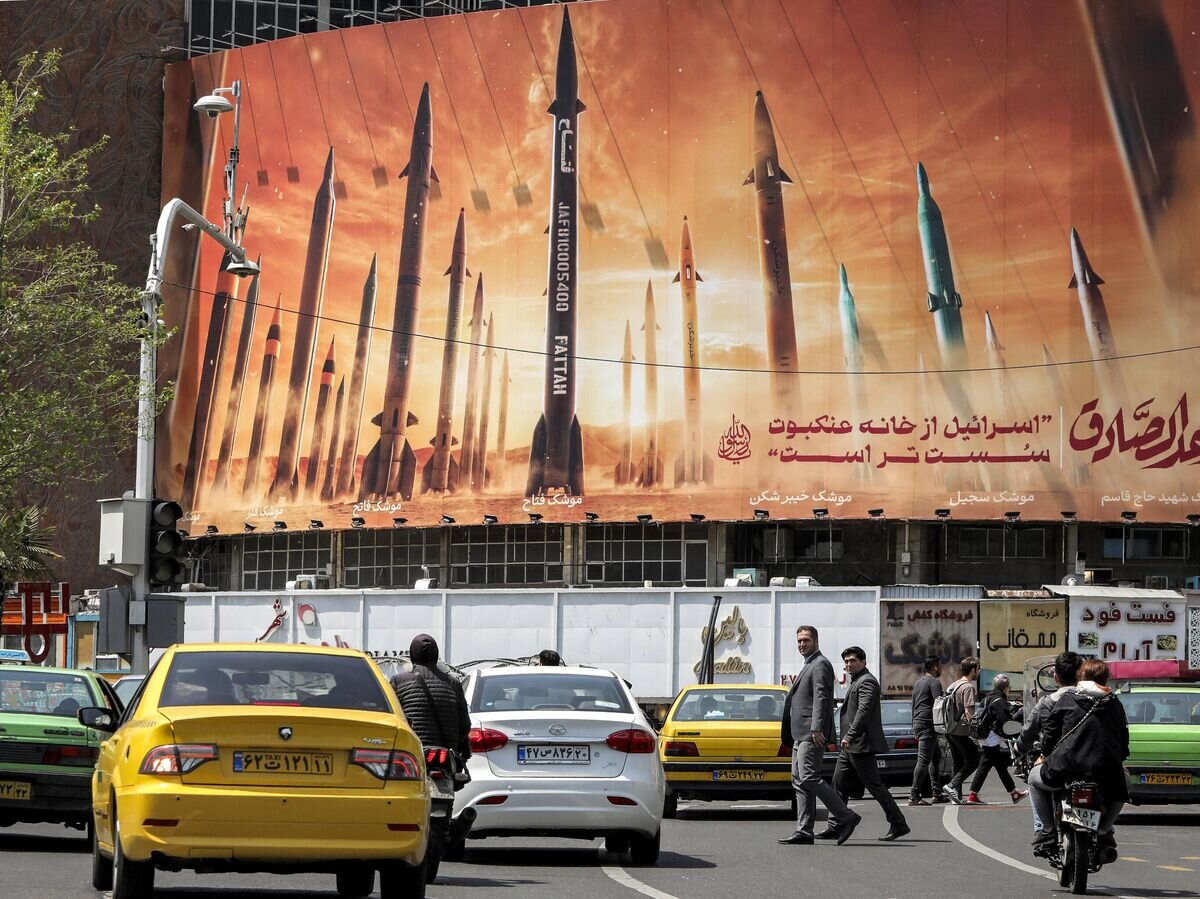    Баннер с надписью на персидском языке "Израиль слабее паутины" в центре Тегерана, Иран© AFP 2024 / ATTA KENARE
