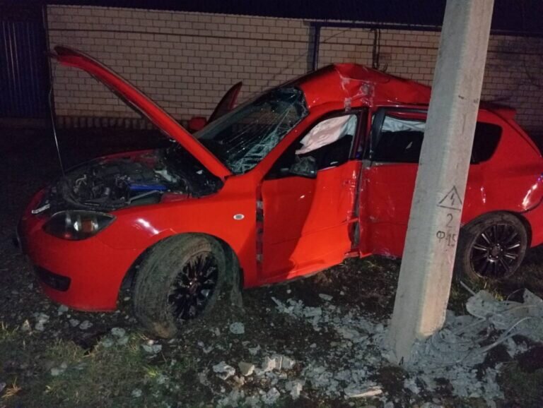    В Саракташе водитель Мазды влетел в столб. Пострадала 16-летняя пассажирка Кристина Просвиркина