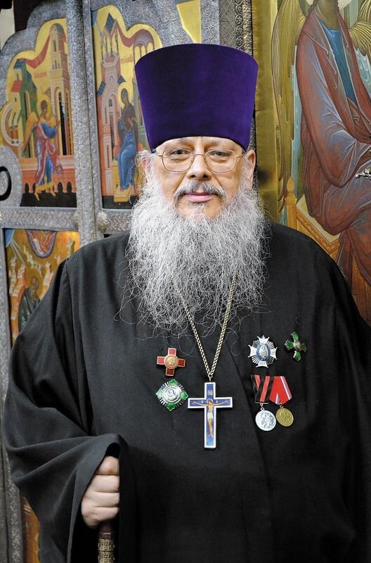 Протоиерей Сергий Правдолюбов (1950),  настоятель храма Живоначальной Троицы в Троицком-Голенищеве в Москве, член Союза писателей России, член Синодальной Богослужебной комиссии, доктор богословия.