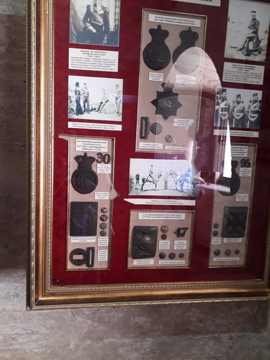 Стенд «Третья пехотная дивизия»: пряжки, пуговицы, знаки на головные уборы