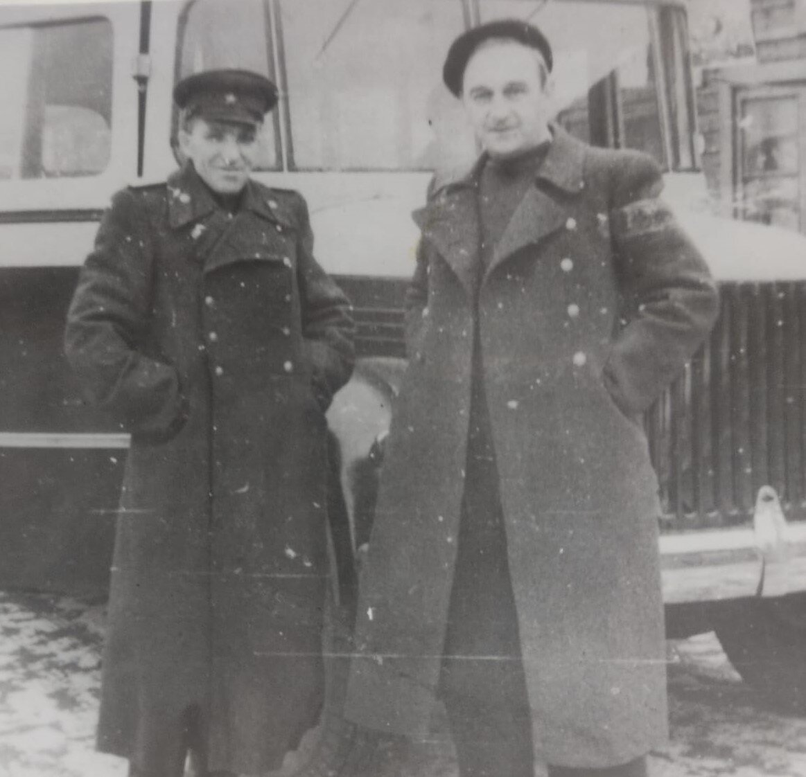 Папа - слева.