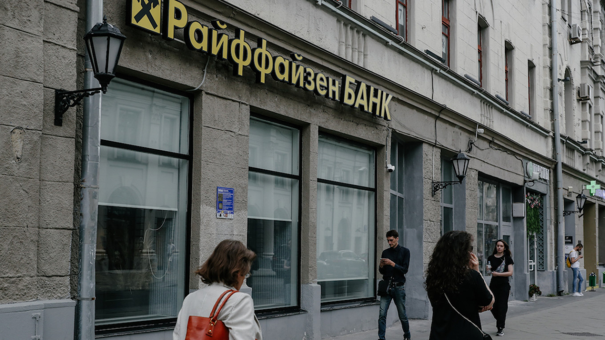 В скором времени российским гражданам и компаниям может быть закрыто последнее доступное финансовое окно в Европу, поскольку Райффайзенбанку приказали резко сократить переводы из РФ.