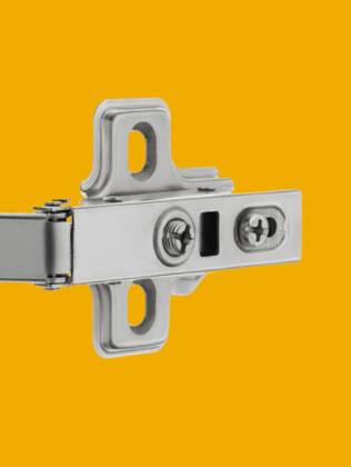 Затем при помощи крестовой отвертки необходимо отрегулировать петлю.