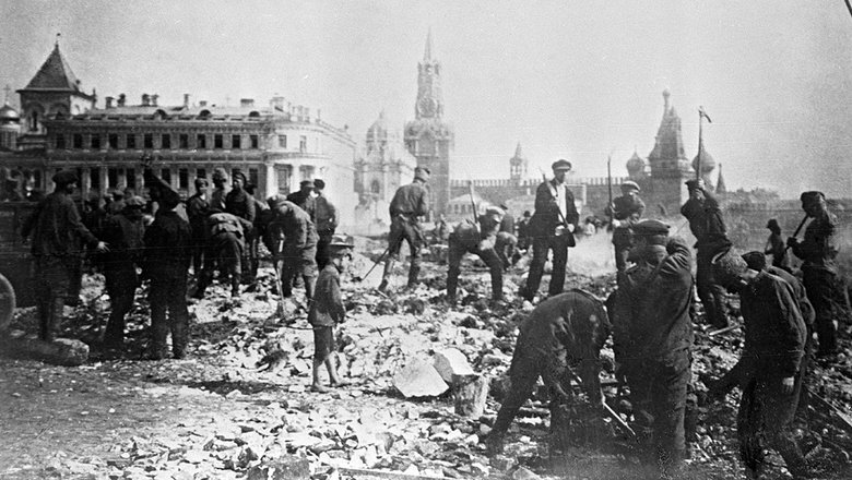 Первомайский субботник на территории московского Кремля. Москва, 1918 годисточник: РИА "Новости"