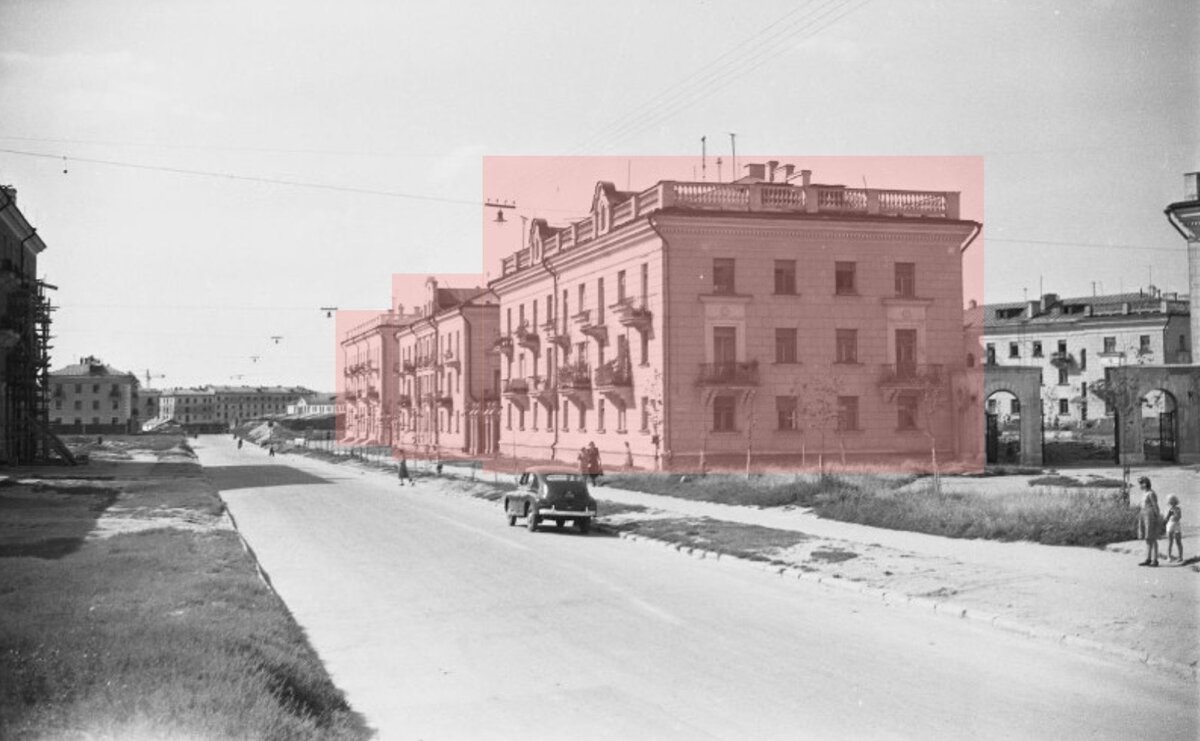 Средняя Первомайская улица, 7, 5, 3 (выделены розовым цветом). Дома поселка МВД. Снесены в начале 2000-х гг.