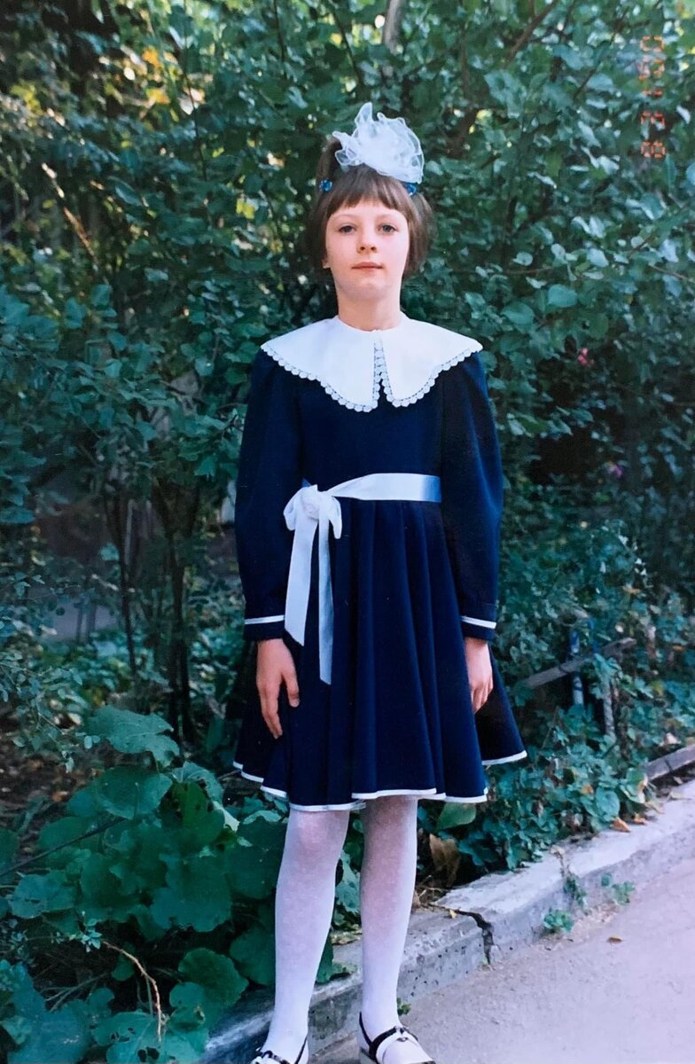 Тут мне почти 9 лет. По-моему, обычный ребёнок - не красавица, не уродина. 