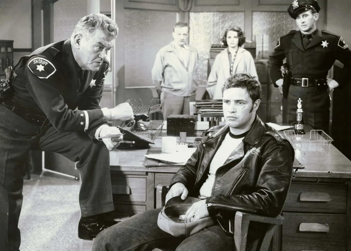 Кадр из фильма Марлоном Брандо "Дикарь" (1953)