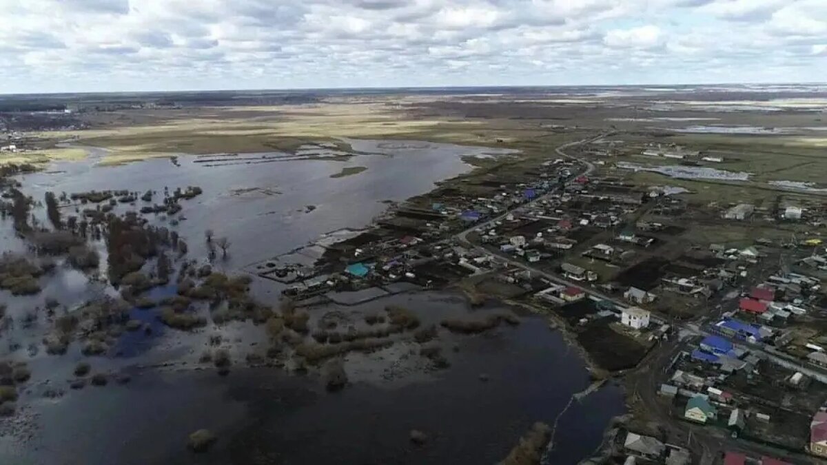 Весь апрель в России на реке Урал и ее притоках свирепствует аномально разрушительный паводок.