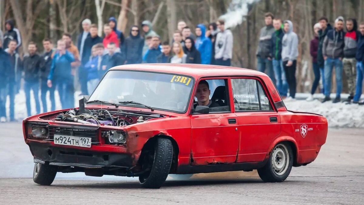     Продажи китайских автомобилей растут, как на дрожжах. Но им далеко до показателей старых Жигулей на вторичном рынке. «Боевая классика» — гроза парковок и спокойствия соседей, бьет все рекорды. Откуда на дорогах появилось столько автомобильного хлама и «винтажа»? И какие риски с этим связаны?